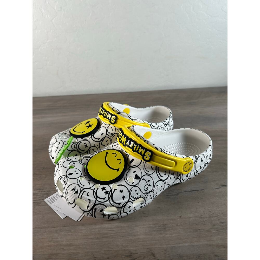 Crocs Smiley World White Yellow Clogs Juniors Size 4 New with Tags